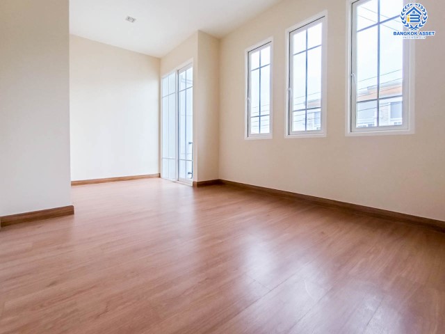 *****ทาวน์เฮ้าส์มือสองย่านกรุงเทพมหานคร ม.โกลเด้นทาวน์ วิภาวดี-แจ้งวัฒนะ เนื้อที่ 16.3 ตร.ว. ฟังก์ชัน 3 ห้องนอน 2 ห้องน้ำ 1 ที่จอดรถ บนทำเลเดินทางสะดวกสุด เพียง 15 นาทีก็ถึงรถไฟฟ้าสายสีแดง "สถานีหลักสี่" ใกล้สนามบินดอนเมือง